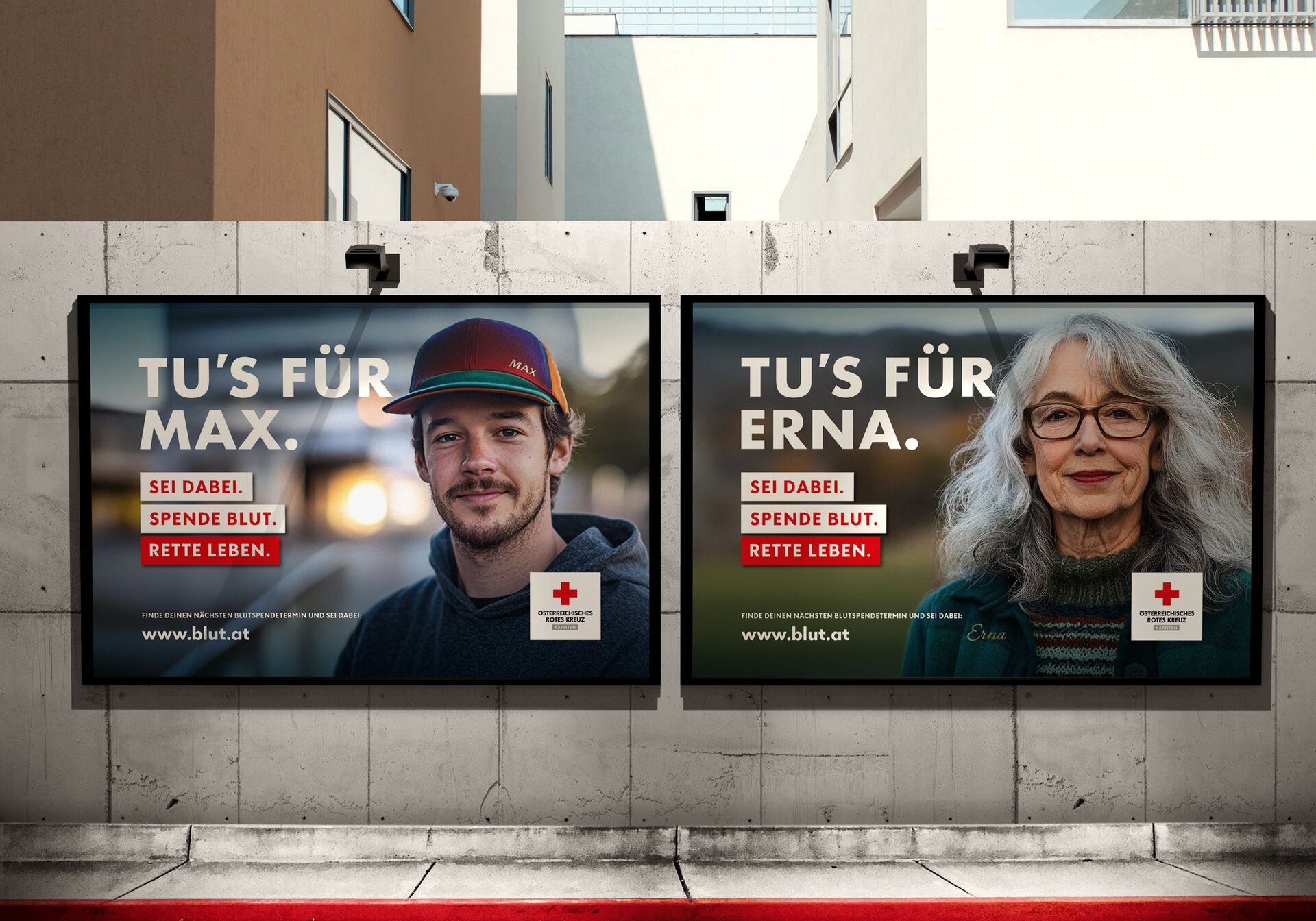 wei große Plakate nebeneinander an einer Betonwand. Links ist ein junger Mann mit Kappe zu sehen. Auf dem Plakat steht: „Tu’s für Max. Sei dabei. Spende Blut. Rette Leben.“ Rechts ist eine ältere Frau mit langen grauen Haaren und Brille zu sehen. Auf ihrem Plakat steht: „Tu’s für Erna. Sei dabei. Spende Blut. Rette Leben.“ Beide Plakate tragen das Logo des Österreichischen Roten Kreuzes und den Hinweis auf die Website www.blut.at