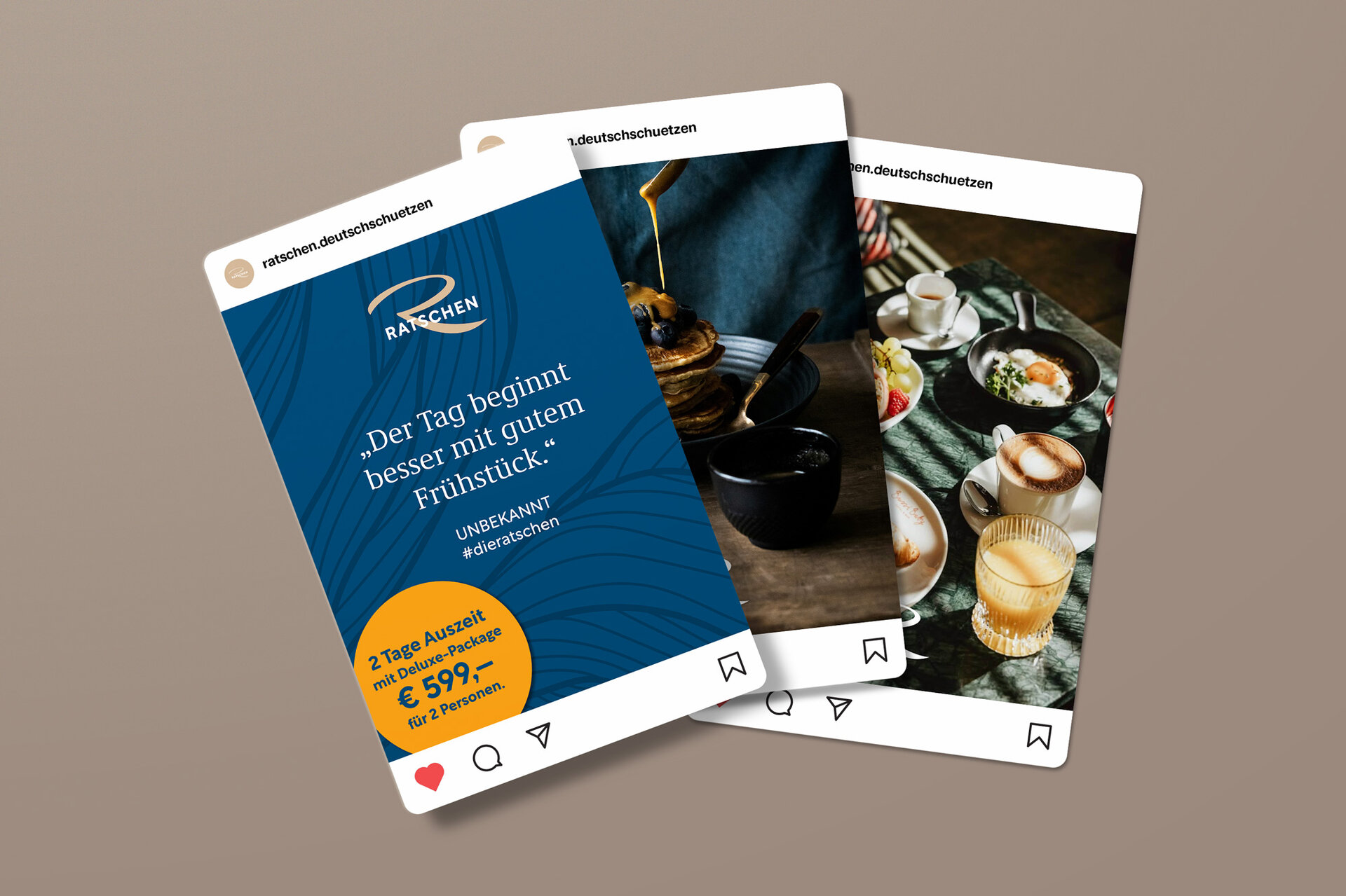 Drei Instagram-Post-Karten liegen übereinander. Auf der vorderen Karte steht auf blauem Hintergrund der Text: „Der Tag beginnt besser mit gutem Frühstück.“ Unten ist ein gelber Kreis mit einem Angebot für eine 2-Tage-Auszeit um 599 Euro. Dahinter sind zwei Frühstücksfotos mit Kaffee, Eiern, Pancakes und Obst.