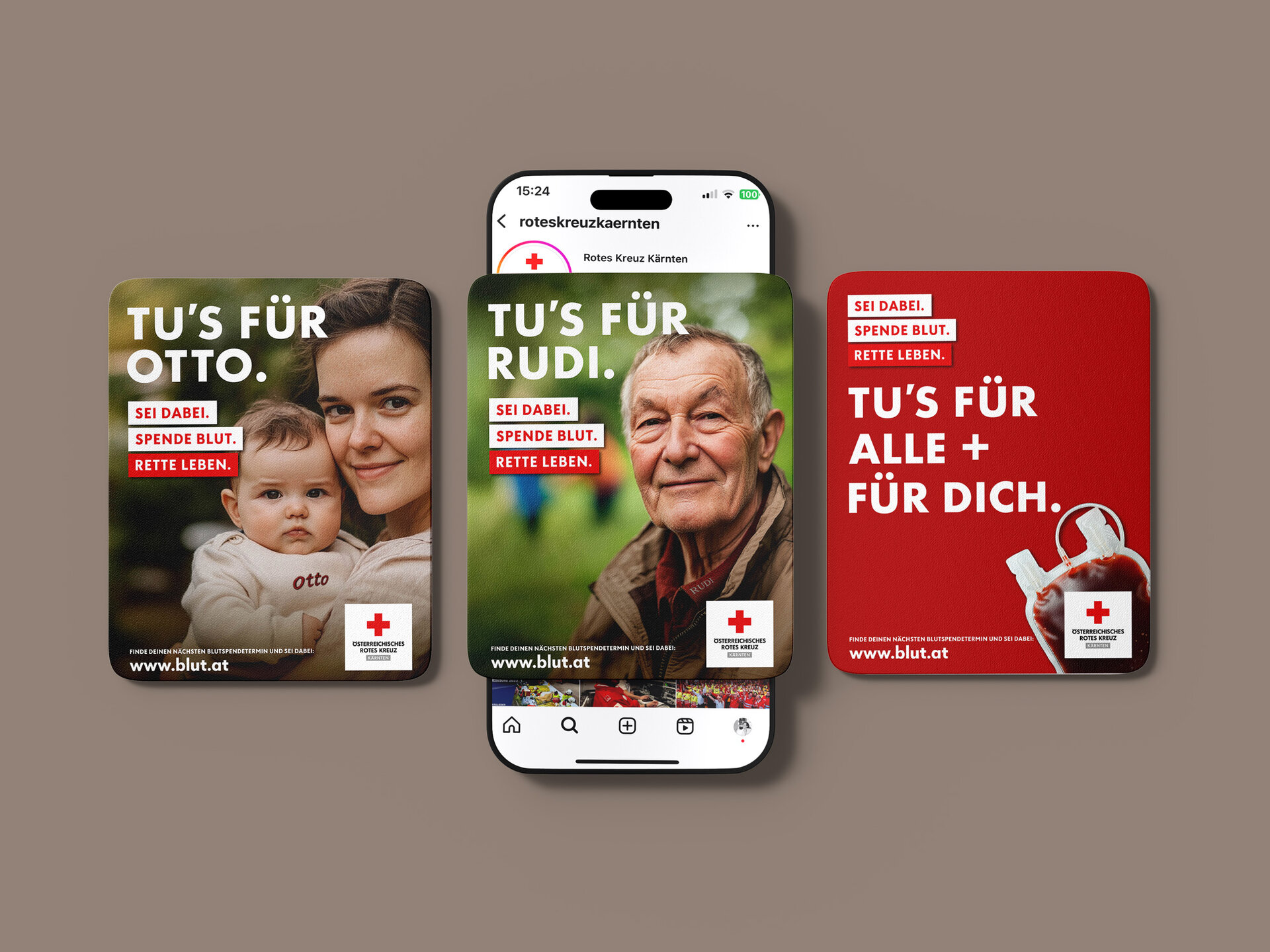 Drei Social-Media-Grafiken nebeneinander. Links sieht man ein Baby im Arm einer Frau. Text: „Tu’s für Otto. Sei dabei. Spende Blut. Rette Leben.“ In der Mitte ist ein älterer Mann mit Jacke und freundlichem Blick zu sehen. Text: „Tu’s für Rudi. Sei dabei. Spende Blut. Rette Leben.“ Rechts ist eine rote Grafik mit einem Blutbeutel und dem Text: „Tu’s für alle + für dich.“ Auf allen Grafiken steht das Logo des Österreichischen Roten Kreuzes und die Website www.blut.at