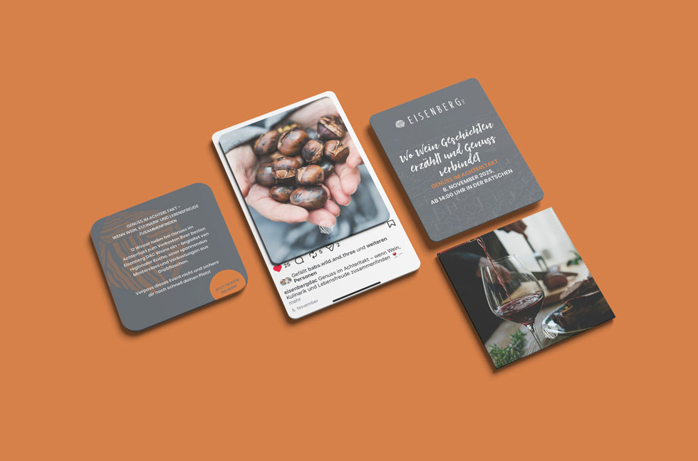 Auf einem orangefarbenen Hintergrund liegen vier quadratische und ein rechteckiges Social-Media-Design für Eisenberg DAC. Ein Bild zeigt Hände, die geröstete Maroni halten. Ein anderes zeigt ein Glas, in das Rotwein eingeschenkt wird. Zwei Karten enthalten Text zum Event „Genuss im Achterltakt“ am 8. November 2025. Die Gestaltung ist in Grau-, Weiß- und Orangetönen gehalten.