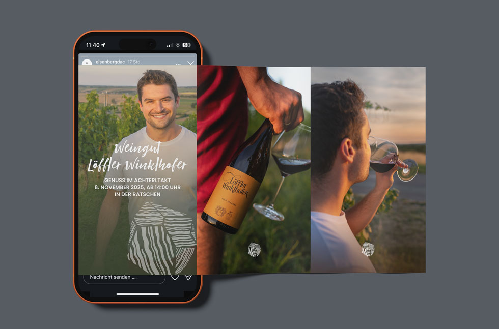 Ein Smartphone zeigt eine Instagram-Story von Eisenberg DAC. Darauf ist eine Person in einem Weingarten zu sehen, im Hintergrund Weinstöcke und Landschaft. Rechts daneben liegen zwei weitere Bilder: Eine Hand hält eine Weinflasche und schenkt Rotwein in ein Glas ein. Auf dem dritten Bild trinkt eine Person bei Sonnenuntergang ein Glas Rotwein. Die Motive bewerben das Weingut Löffler Winklhofer und das Event „Genuss im Achterltakt“ am 8. November 2025.