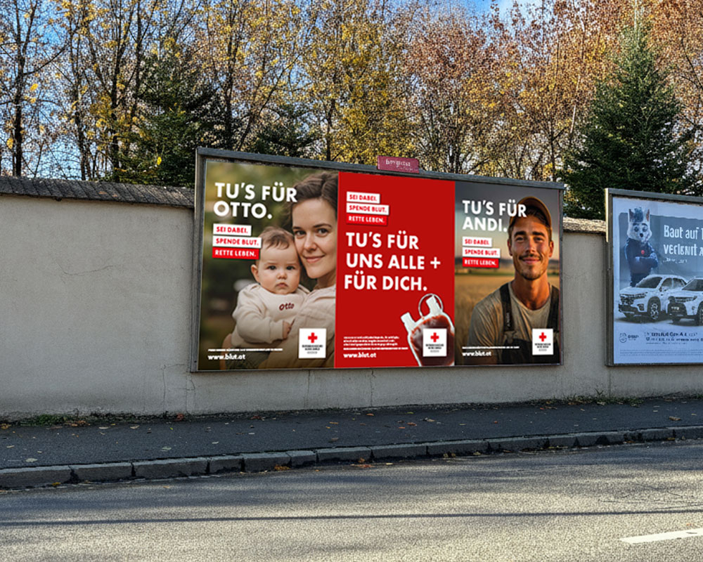 Große Plakatwand an einer Straße. Links sieht man ein Baby im Arm einer Frau mit dem Text: „Tu’s für Otto. Sei dabei. Spende Blut. Rette Leben.“ In der Mitte ist ein rotes Plakat mit einem Blutbeutel und dem Text: „Tu’s für uns alle + für dich.“ Rechts ist ein junger Mann mit kurzem Haar und Hosenträgern zu sehen. Text: „Tu’s für Andi. Sei dabei. Spende Blut. Rette Leben.“ Alle Plakate tragen das Logo des Österreichischen Roten Kreuzes und die Website www.blut.at