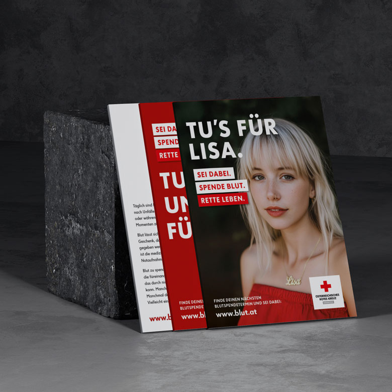 Drei Postkarten lehnen an einem dunklen Steinblock. Die vordere Karte zeigt eine junge Frau mit blondem Haar. Text: „Tu’s für Lisa. Sei dabei. Spende Blut. Rette Leben.“ Dahinter stehen eine rote Postkarte mit dem Text „Tu’s für uns alle + für dich“ sowie eine weiße Postkarte mit längerer Information zum Blutspenden. Alle Karten zeigen das Logo des Österreichischen Roten Kreuzes und die Website www.blut.at